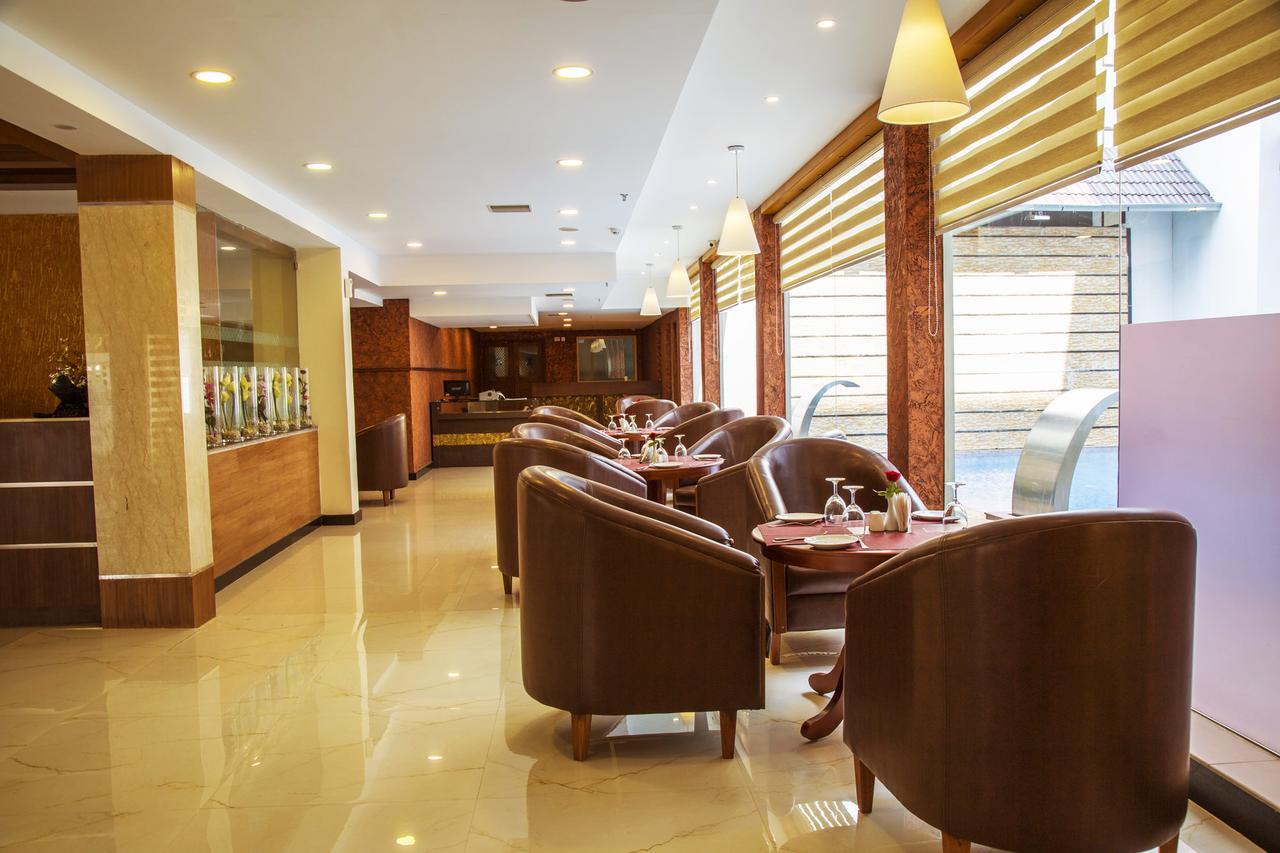 Hill Palace Hotel & Spa Kochi Exterior foto